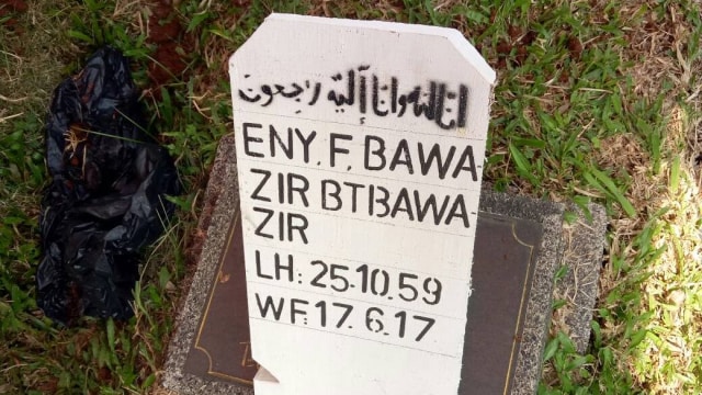 Ibunda Lucky Hakim dimakamkan (Foto: DN. Mustika Sari/kumparan)