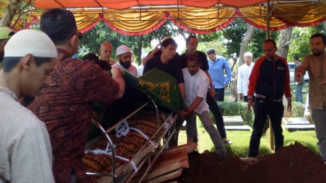 Ibunda Lucky Hakim dimakamkan (Foto: DN. Mustika Sari/kumparan)