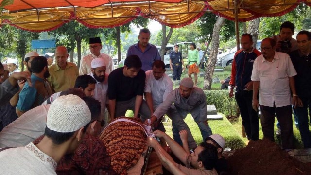 Ibunda Lucky Hakim dimakamkan (Foto: DN. Mustika Sari/kumparan)