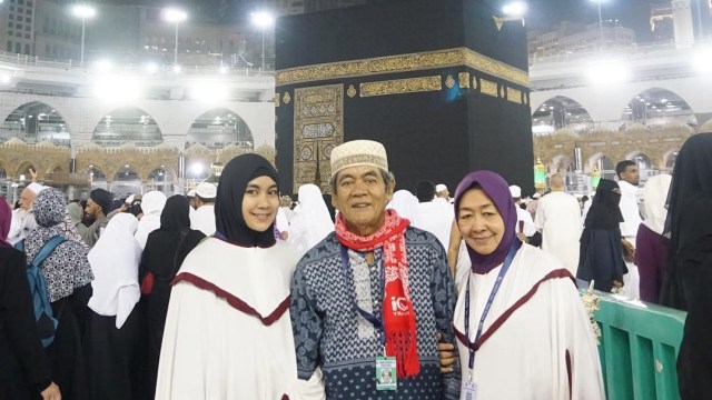 Anisa Rahma umrah. (Foto: Instagram @anisarahma_12)