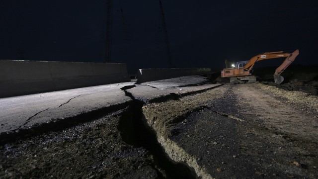 Jalan tol Palembang-Indralaya amblas (Foto: ANTARA FOTO/Nova Wahyudi)