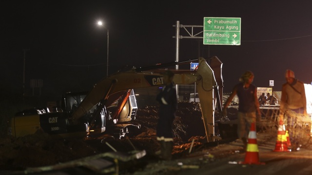 Jalan tol Palembang-Indralaya amblas (Foto: ANTARA FOTO/Nova Wahyudi)