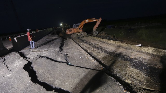 Jalan tol Palembang-Indralaya amblas (Foto: ANTARA FOTO/Nova Wahyudi)