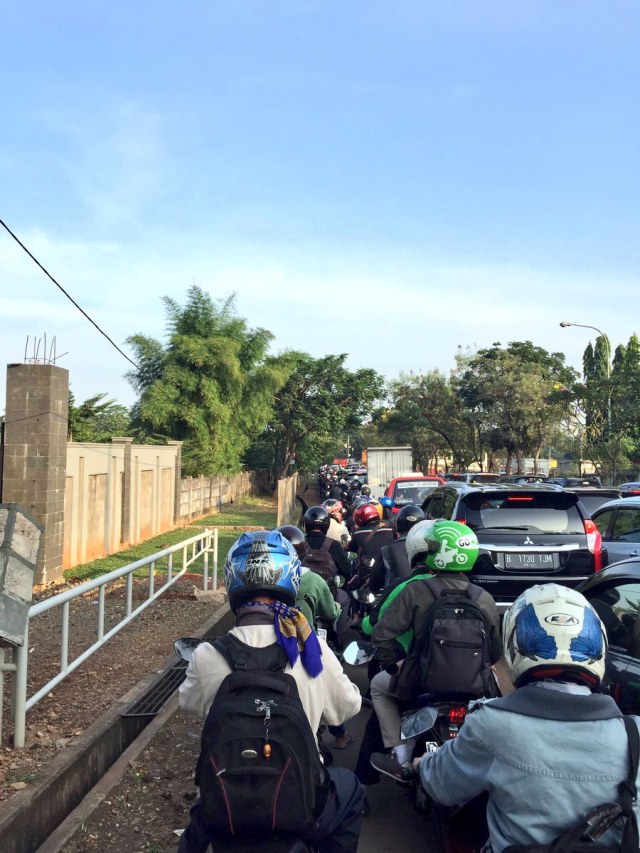 Imbas mudik bareng guyub rukun, lalin padat. (Foto: Twitter/TMC Polda Metro)