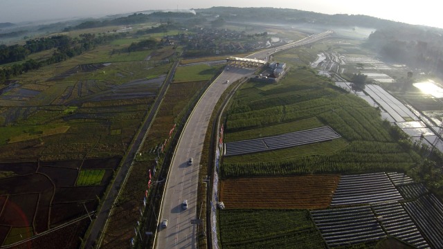 Tol Salatiga dikelilingi sawah. (Foto: Aditia Noviansyah/kumparan)