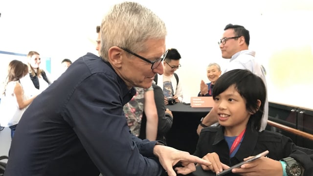 CEO Apple, Tim Cook bertemu Yuma Soerianto. (Foto: Peter Wells/Twitter)
