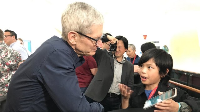 CEO Apple, Tim Cook bertemu Yuma Soerianto. (Foto: Peter Wells/Twitter)