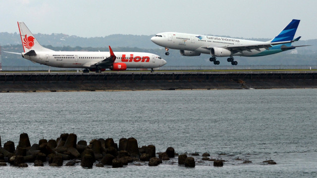 Bandara Ngurah Rai Terganggu Cuaca Buruk (Foto: Antara/Wira Suryantala)