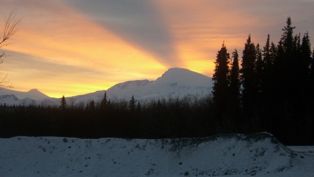 Matahari terbenam di Alaska. (Foto: Pixabay)