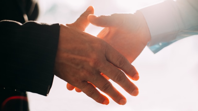Ilutsrasi berjabat tangan. (Foto: Thinkstock)