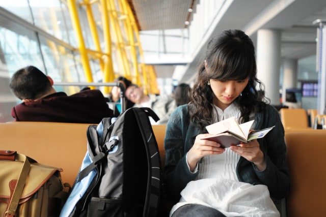 Membaca buku di bandara (Foto: Thinkstock)