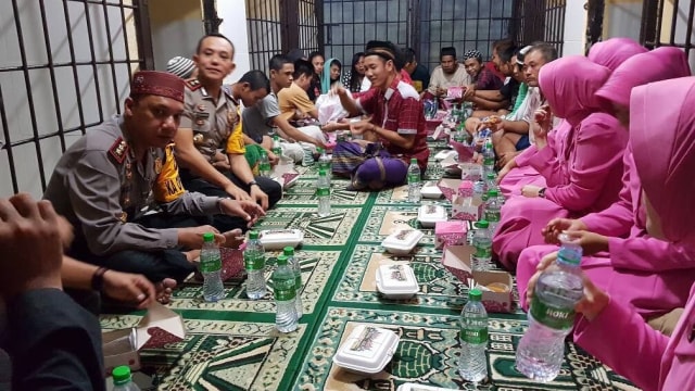 Buka bersama tahanan di Melawi (Foto: Instagram/cucu_safiyudin_haetami)