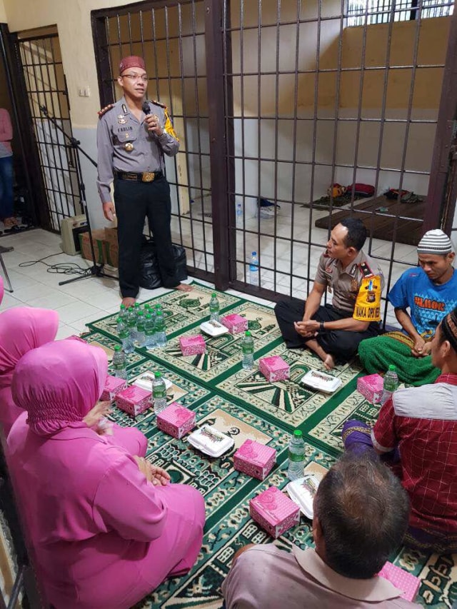 Polisi buka bersama di tahanan Melawi (Foto: Dok. Kompol Cucu Safiyudin)