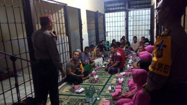 Polisi buka bersama di tahanan Melawi (Foto: Dok. Kompol Cucu Safiyudin)