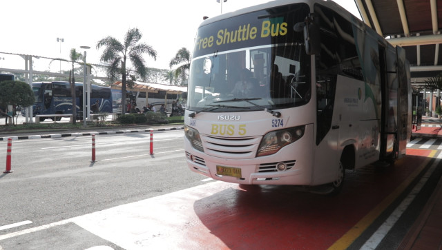 Shuttle Bus di Bandara Soetta Foto: kumparan