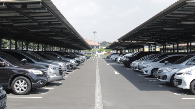 Fasilitas parkir di Bandara Soekarno Hatta (Foto: Rakha Mufrihandhanu​/kumparan)