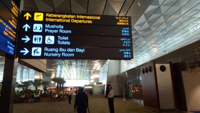 Papan petunjuk 5 bahasa di Bandara Soekarno-Hatta (Foto: Diah Harni/kumparan)