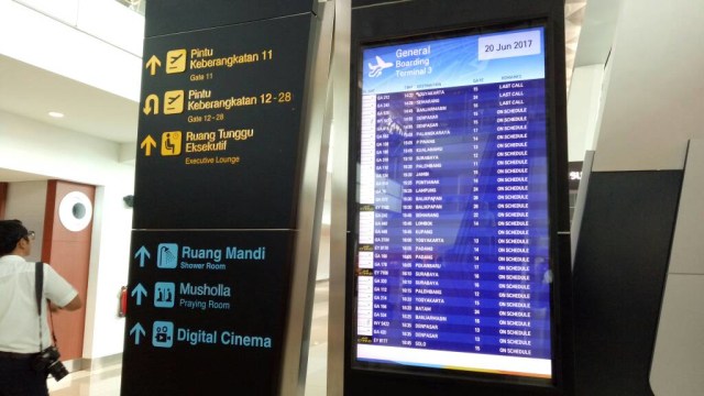 Papan jadwal penerbangan di Bandara Soetta (Foto: Diah Harni/kumparan)