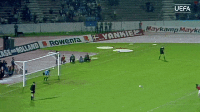 Penalti Panenka yang asli yang ada Panenka-nya. (Foto: YouTube/UEFA)