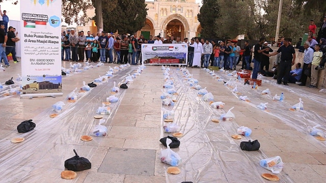 Berbuka puasa bersama di depan Masjid Al-Aqsa. (Foto: Dok. KBRI Amman)