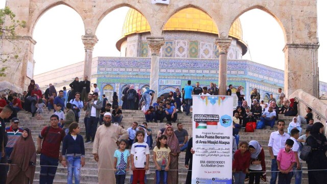 Berbuka Puasa bersama di depan Masjid Al-Aqsa (Foto: Dok. KBRI Amman)