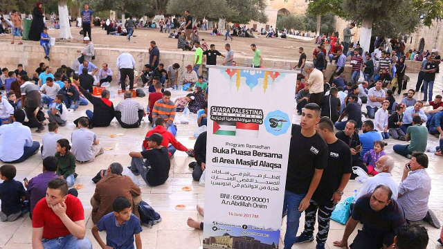 Berbuka Puasa bersama di depan Masjid Al-Aqsa. (Foto: Dok. KBRI Amman)