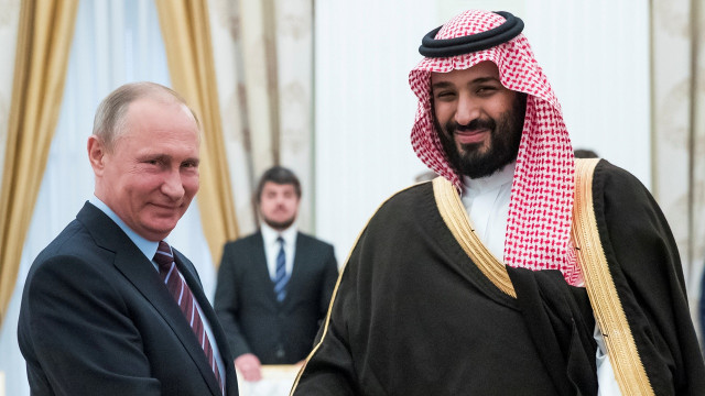 Mohammed bin Salman dan Vladimir Putin (Foto: REUTERS/Pavel Golovkin)