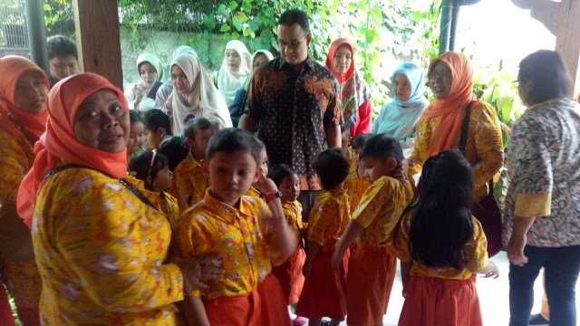 Anies bersama anak-anak TKN Besuki Menteng (Foto: Wandha Hidayat/kumparan)