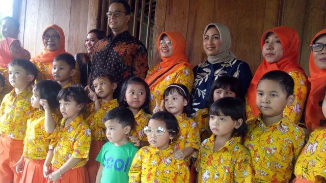 Anies bersama anak-anak TKN Besuki Menteng (Foto: Wandha Hidayat/kumparan)