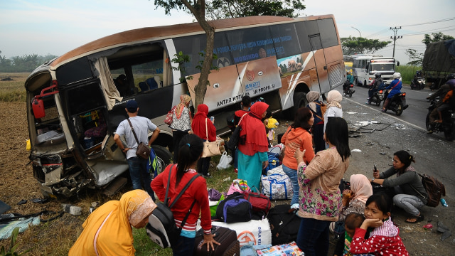Kecelakaan bus mudik di Kudus Foto: ANTARA FOTO/Yusuf Nugroho