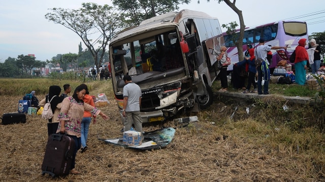 Kecelakaan bus mudik di Kudus (Foto: ANTARA FOTO/Yusuf Nugroho)