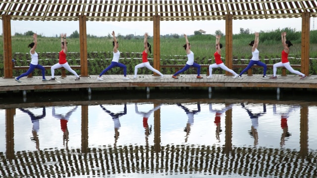 Peringatan Hari Yoga Sedunia. (Foto: REUTERS/Stringer)