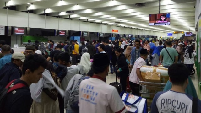Loket di Bandara Soekarno-Hatta penuh pemudik (Foto: Indra Subagja/kumparan)