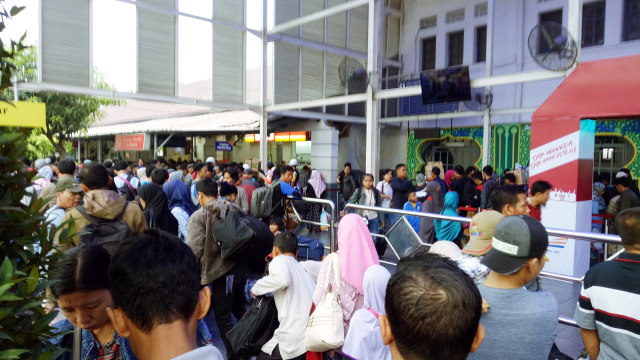 Para Pemudik Padati Stasiun Senen