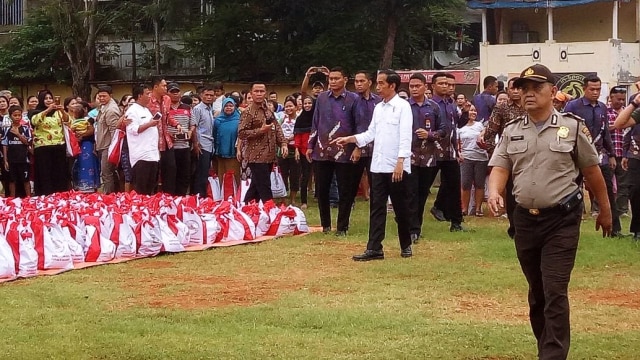 Jokowi bagi sembako di Kali Anyar, Tambora. (Foto: Nicha Muslimawati/kumparan)