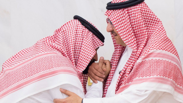 Mohammed bin Salman cium tangan Mohammed bin Nayef (Foto: Reuters)