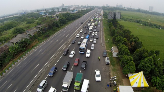 Suasana arus mudik di Tol Cikampek Foto: Aditia Noviansyah/kumparan
