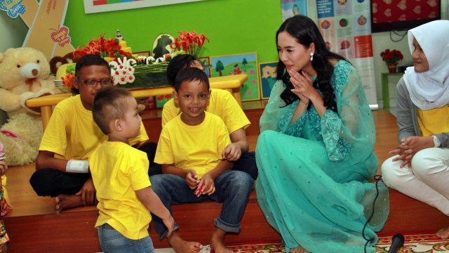 Elvira Devinamira dan anak-anak penderita kanker (Foto: Munady)