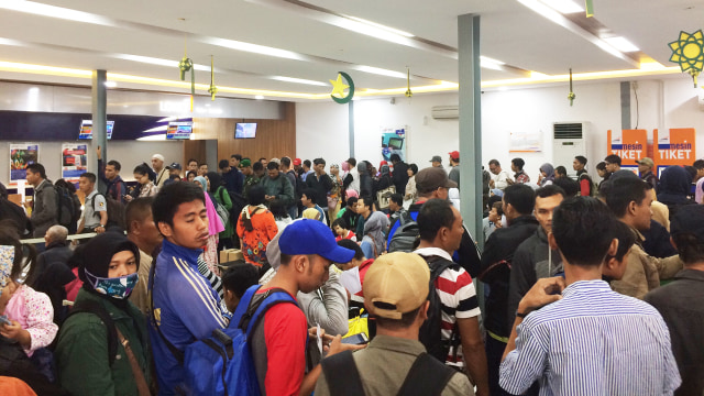 Antrean di ruang loket tiket dan customer service. (Foto: Kelik Wahyu Nugroho/kumparan)