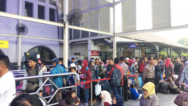 Antrean di pintu masuk peron Stasiun Pasar Senen. (Foto: Kelik Wahyu Nugroho/kumparan)