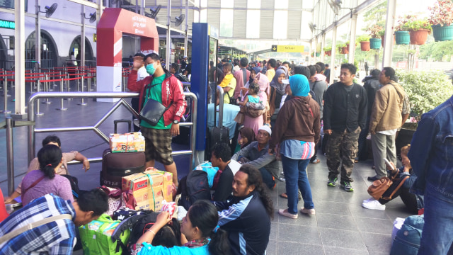 Kepadatan pemudik di Stasiun Pasar Senen. (Foto: Kelik Wahyu Nugroho/kumparan)