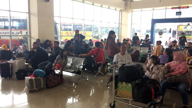 Terminal Pulo Gebang ramai pemudik (Foto: Iqra Ardini/kumparan)