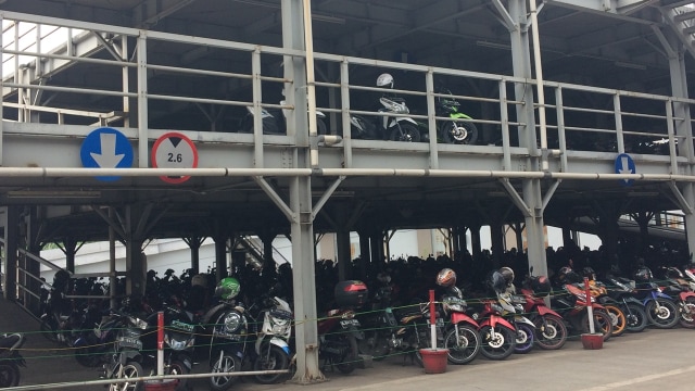 Terminal Pulo Gebang ramai pemudik (Foto: Iqra Ardini/kumparan)