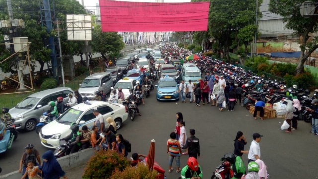 Lalu lintas di Pasar Tanah Abang yang padat (Foto: Wandha Nur/kumparan)