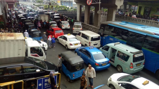 Lalu lintas di Pasar Tanah Abang yang padat (Foto: Wandha Nur/kumparan)