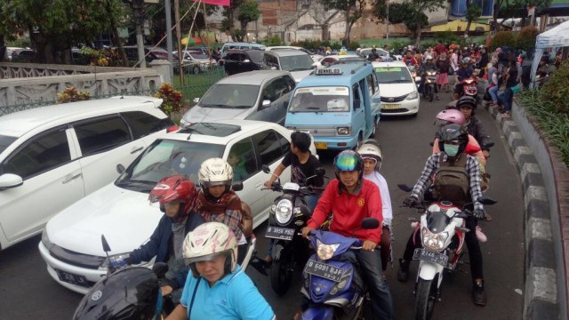 Lalu lintas di Pasar Tanah Abang yang padat (Foto: Wandha Nur/kumparan)