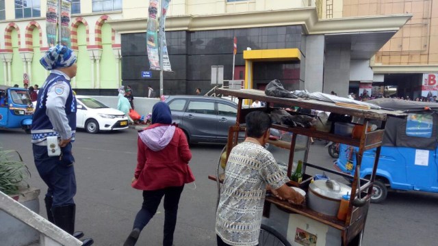 Petugas Dishub di Tanah Abang (Foto: Wandha Nur/kumparan)