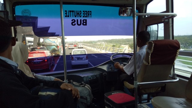 Merasakan free shuttle bus di Bandara Soetta (Foto: Kevin Kurnianto/kumparan)