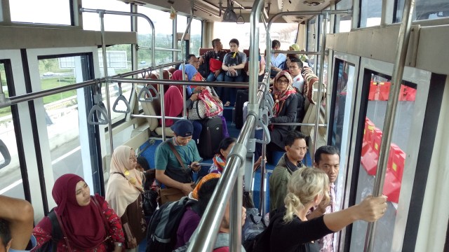 Merasakan free shuttle bus di Bandara Soetta (Foto: Kevin Kurnianto/kumparan)