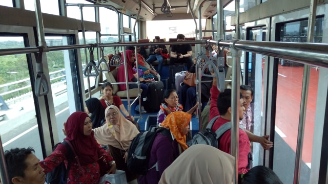 Merasakan free shuttle bus di Bandara Soetta (Foto: Kevin Kurnianto/kumparan)